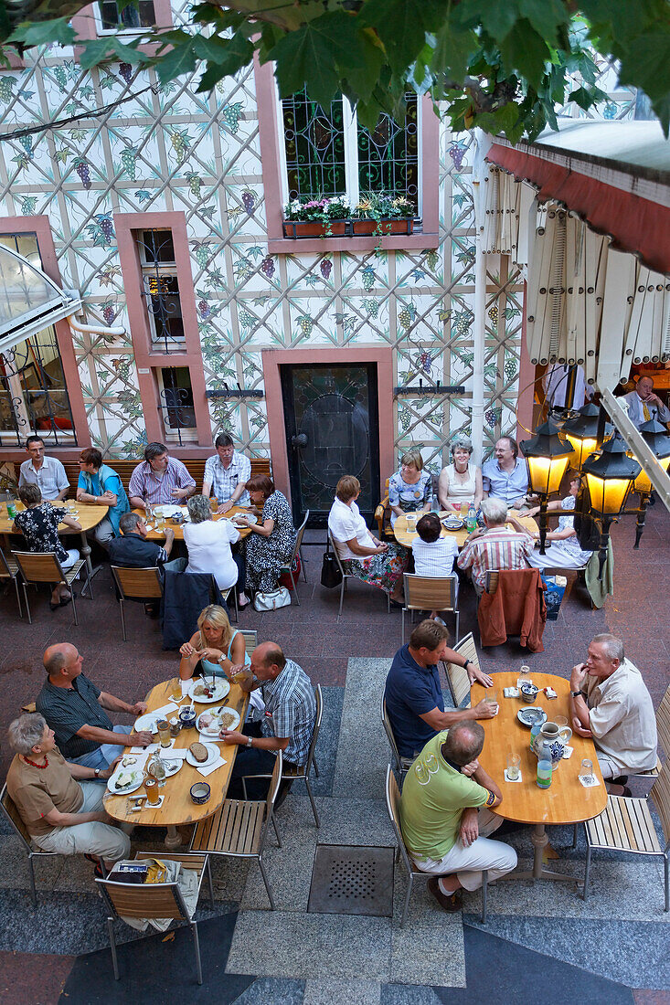 Guests in an apple wine pub, painted house in Alt-Sachsenhausen, Frankfurt am Main, Hesse, Germany
