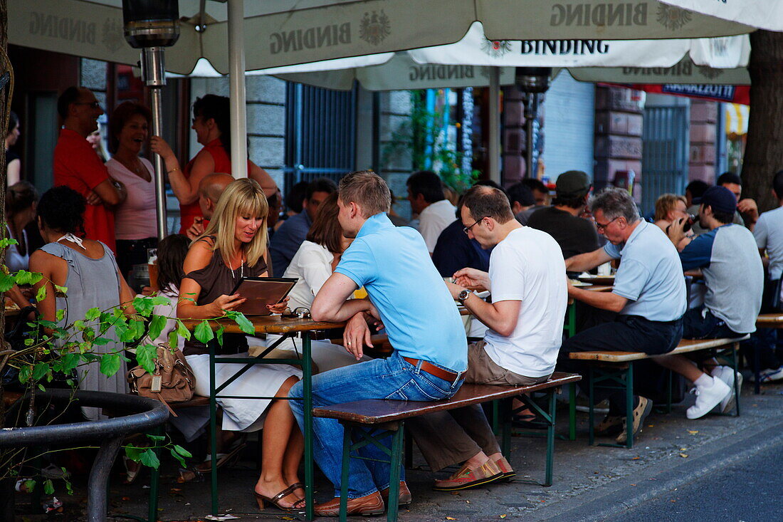 Guests in a pavement restaurant, Bornheim, Frankfurt am Main, Hesse, Germany