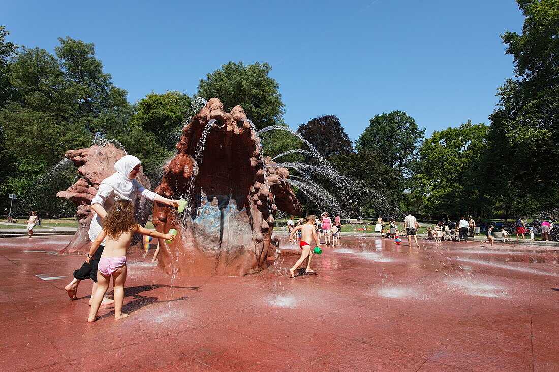 Kinder spielen in einem Wasserspiel, Günthersburgpark, Frankfurt am Main, Hessen, Deutschland