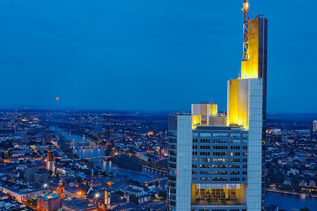 Commerzbank Tower im Abendlicht, Frankfurt am Main, Hessen, Deutschland