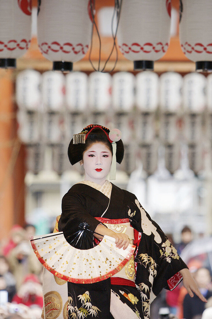 A geisha at the ´Setsubun´,  beginning of spring festival at Yasaka Shrine in Kyoto´s Gion district