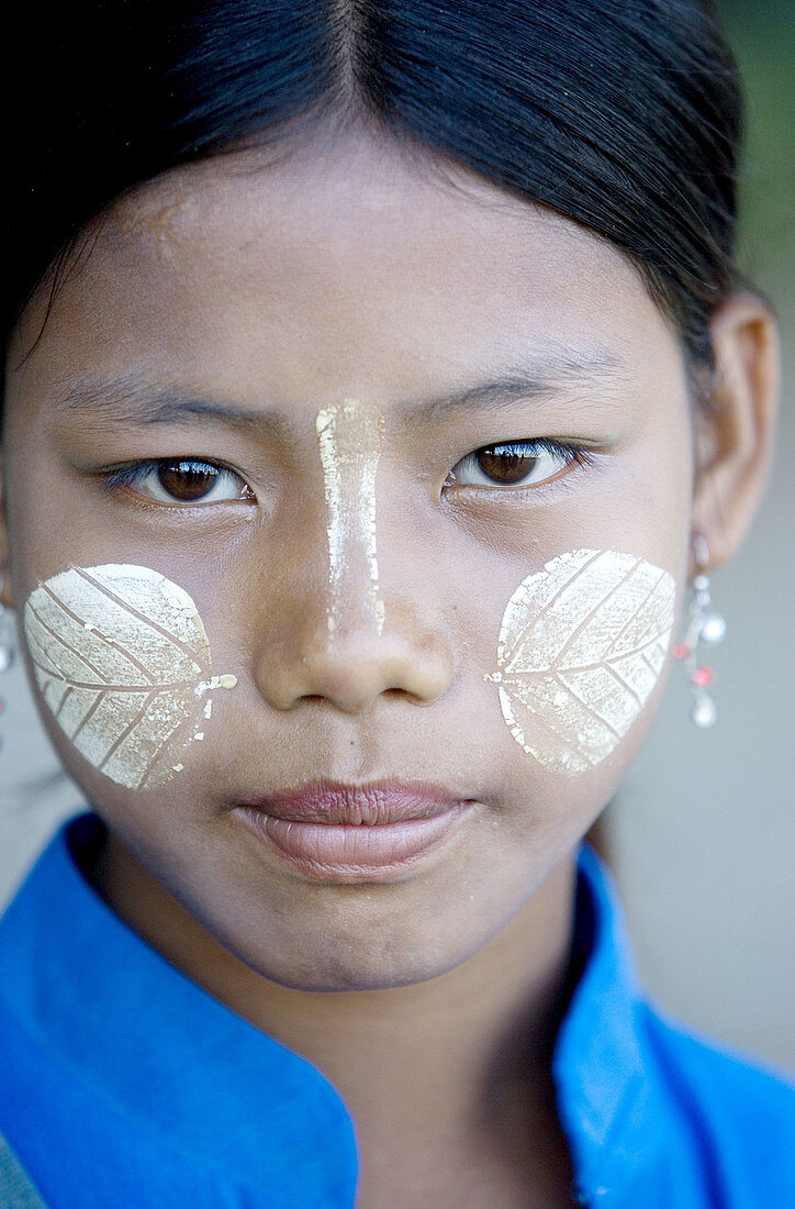Portret os Burmise Girl with Thanaka Make-up