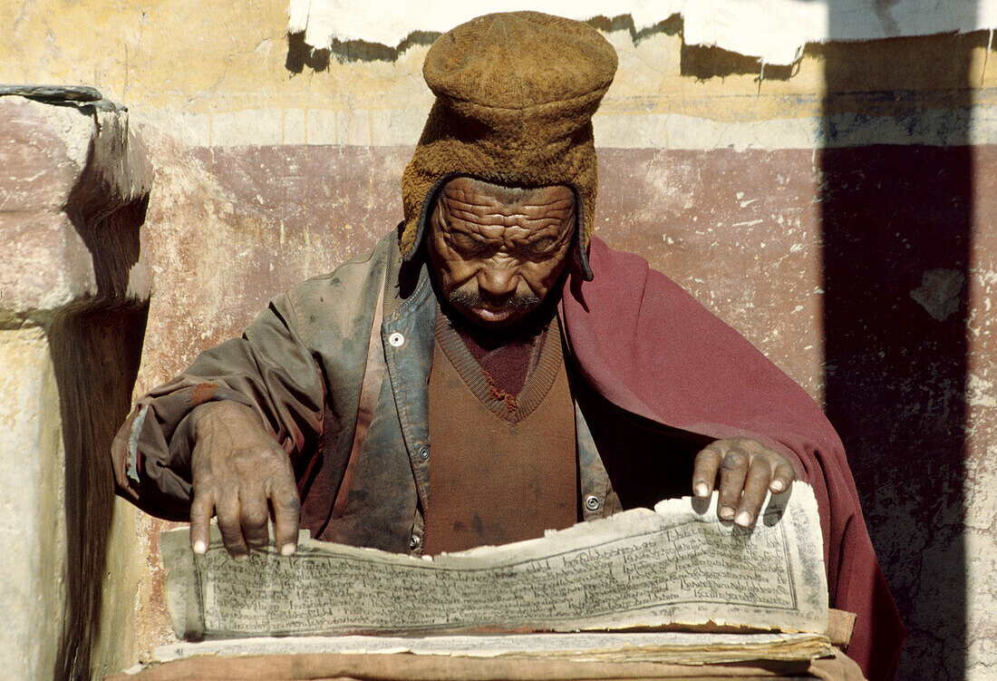 Asien, Beten, Buch, Buddhismus, Buddhist, Gelb, Heilig, Himalaya, Hut, Indien, Jammu, Kashmir, Kloster, Ladakh, Lingshed, Mantra, Mantras, Mönch, Reading, Sekte, Tibet, Zanskar, T91-811126, agefotostock 