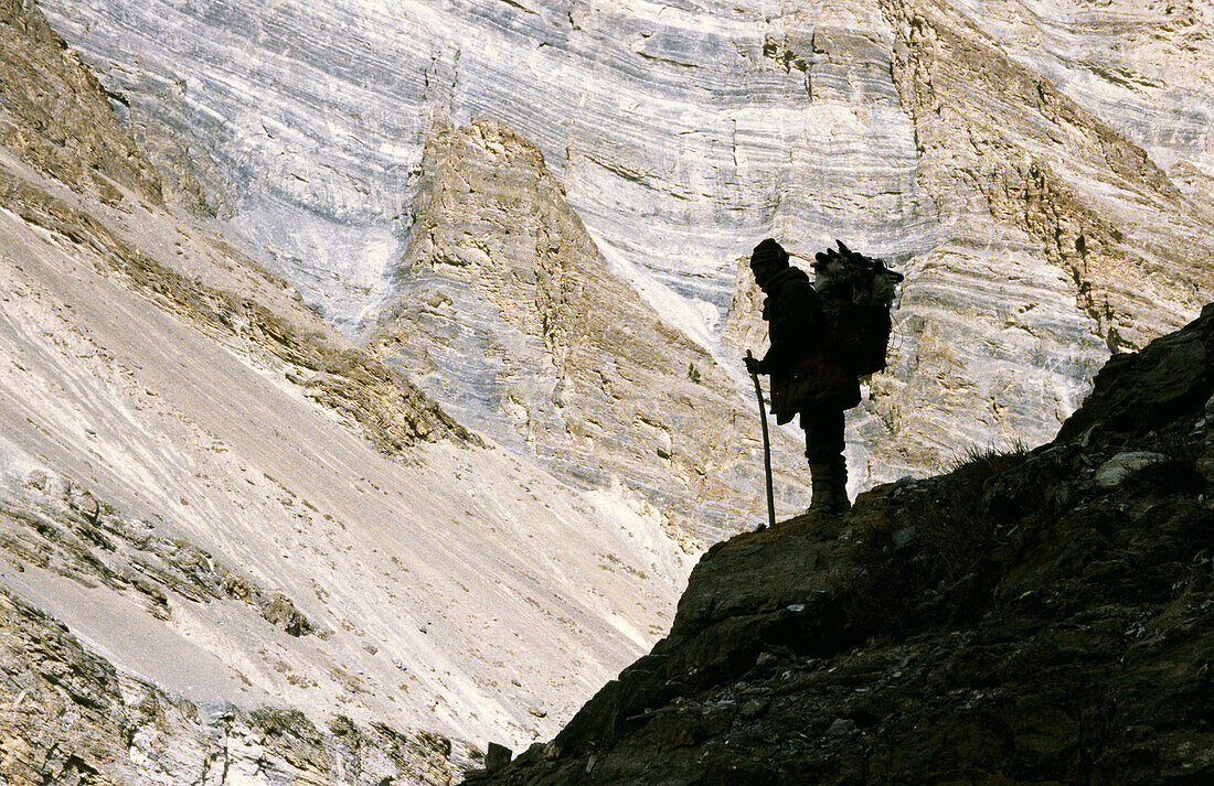 A local trekker is overlooking the frozen Zanskar river valley.