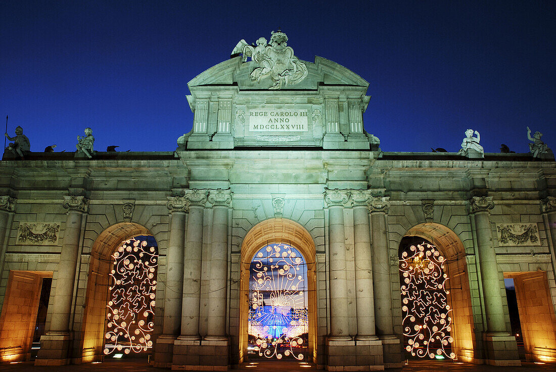 Puerta de Alcalá in der Weihnachtsnacht Madrid Spanien