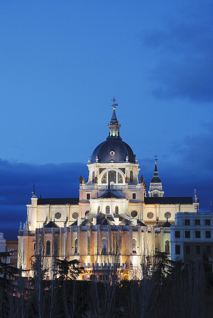 Die Almudena-Kathedrale von Las Vistillas aus Nachtansicht Madrid Spanien