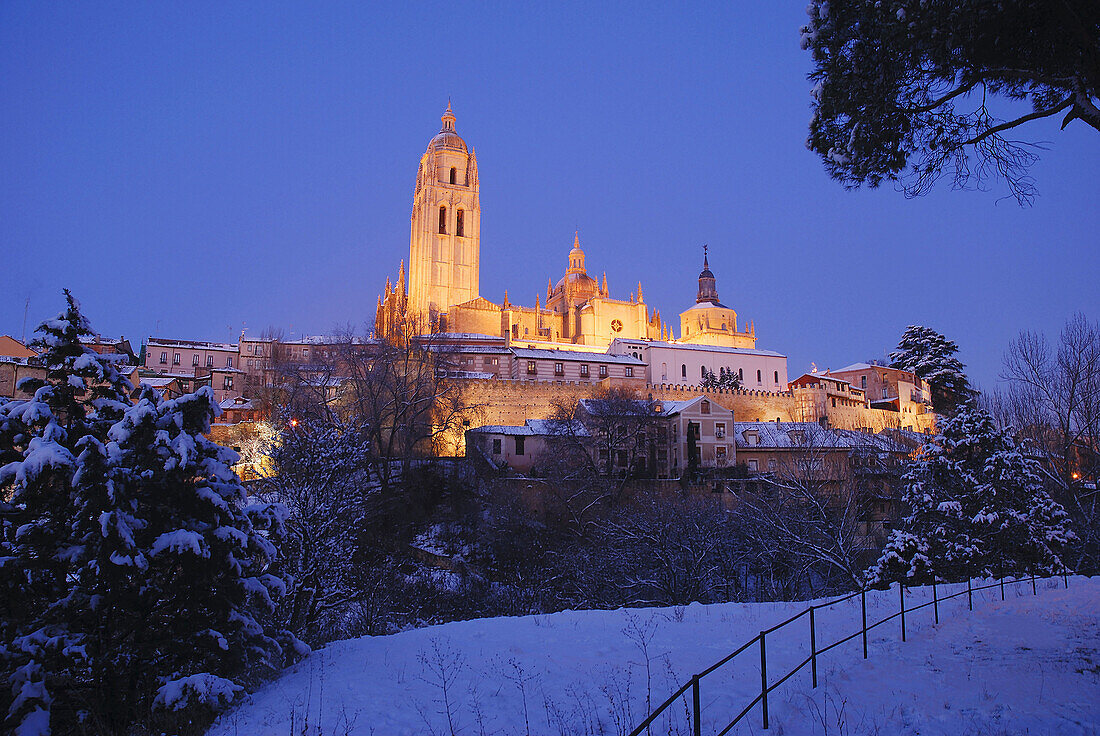 Nachtansicht der schneebedeckten Stadt Segovia Kastilien-León Spanien