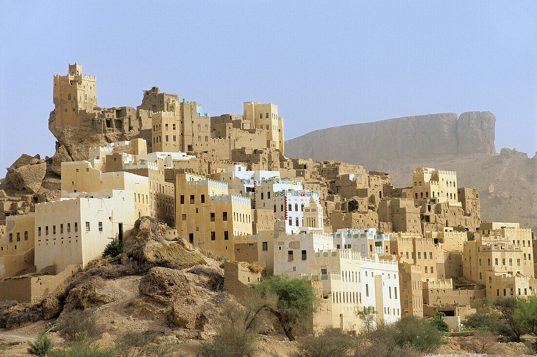 VILLAGE AND FORTRESS OF QAM MAGEB,  WADI DO´AN,  HADRAMAWT,  YEMEN