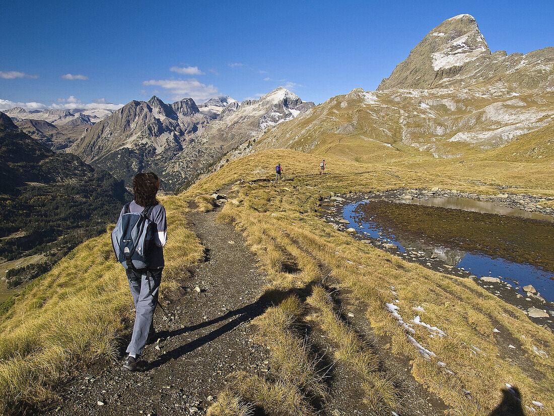 Senderistas camino del Pico Salvaguardia _ Valle de Benasque _ Pirineo Aragonés