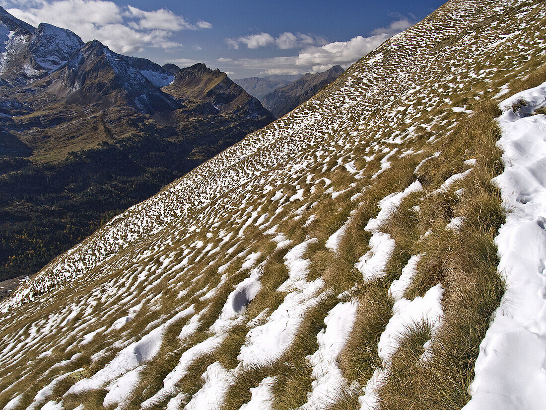 Bandas de nieve en las laderas del Pico Salvaguardia _ Valle de Benasque _ Pirineo Aragonés