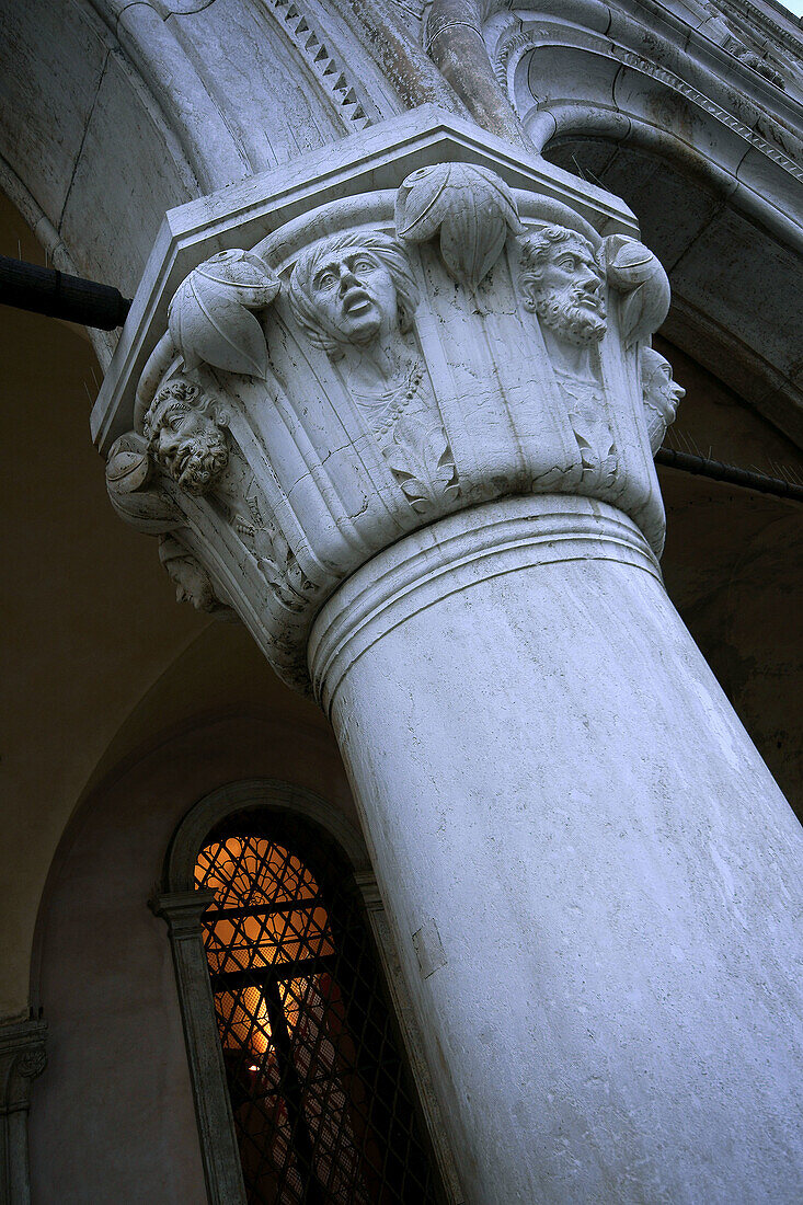 Detail einer Säule. Dogenpalast. Markusplatz. Venedig. Italien