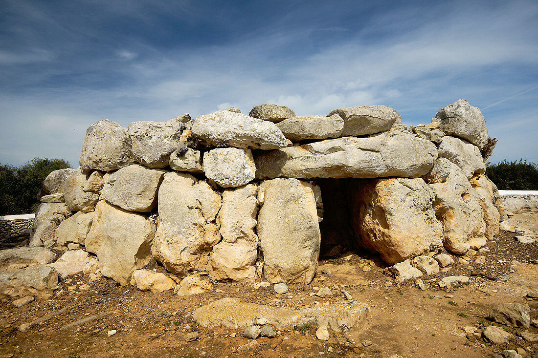 Westliche 'naveta', prätalayotische Struktur in der archäologischen Stätte von Biniac - l'Argentina. Menorca, Balearische Inseln, Spanien