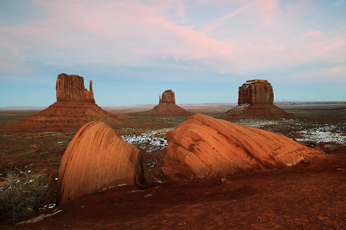 Monument Valley,  monolits,  Mitten Buttes and Merrick´s Butte,  view from the Visitor Center,  Utah,  USA