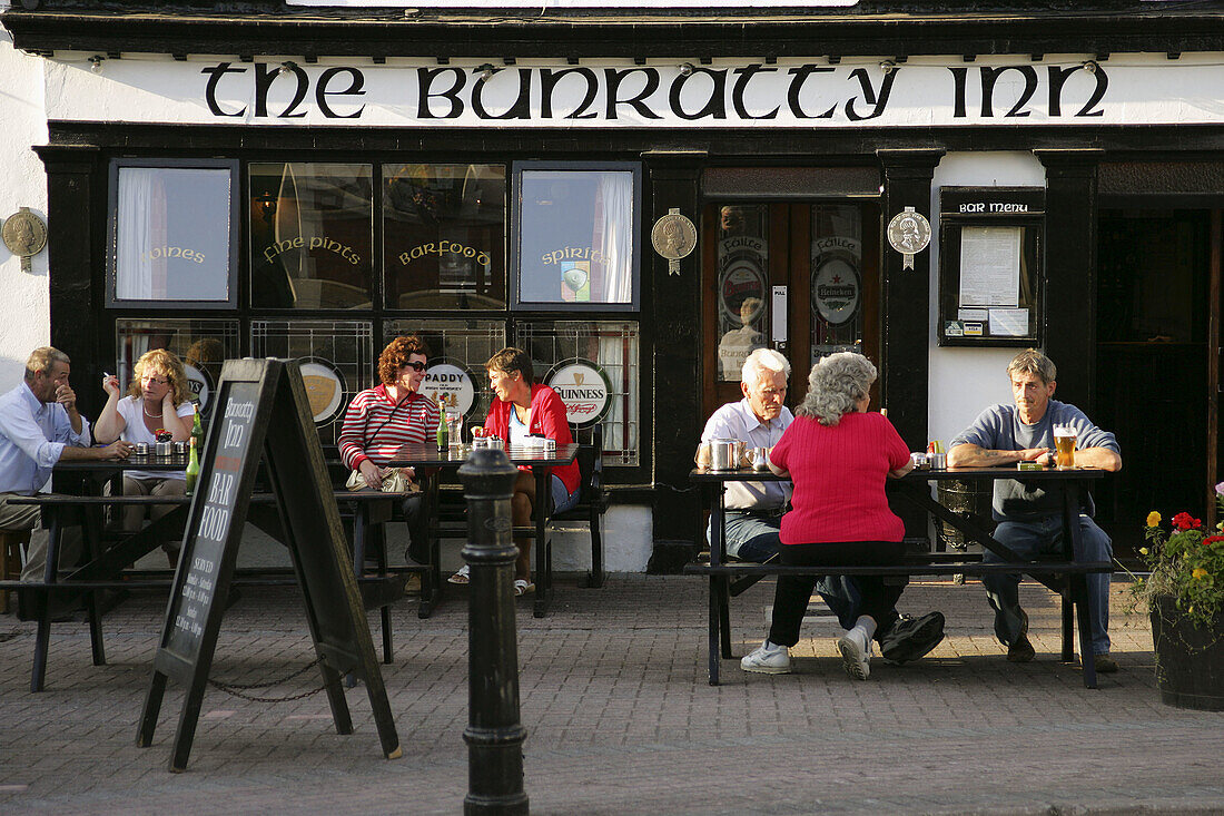 Ireland Cork Schull The Bunratty Inn exterior pub bar restaurant Irish Pub