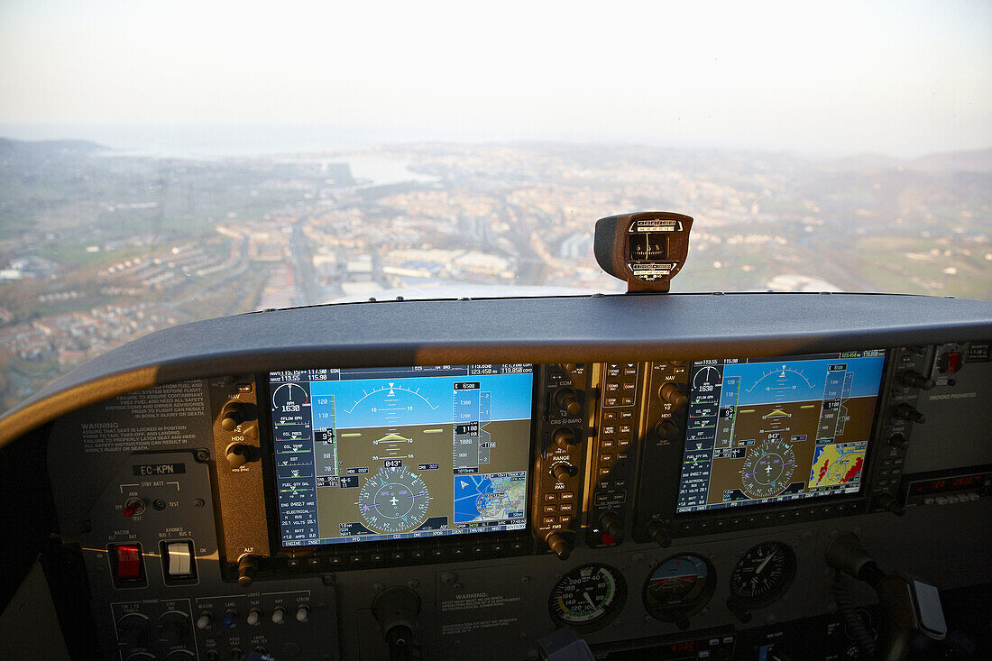 Leichtflugzeug, Flug über San Sebastian, Baskenland, Spanien