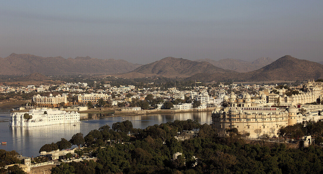 India,  Rajasthan,  Udaipur,  Lake Pichola,  Lake Palace,  City Palace