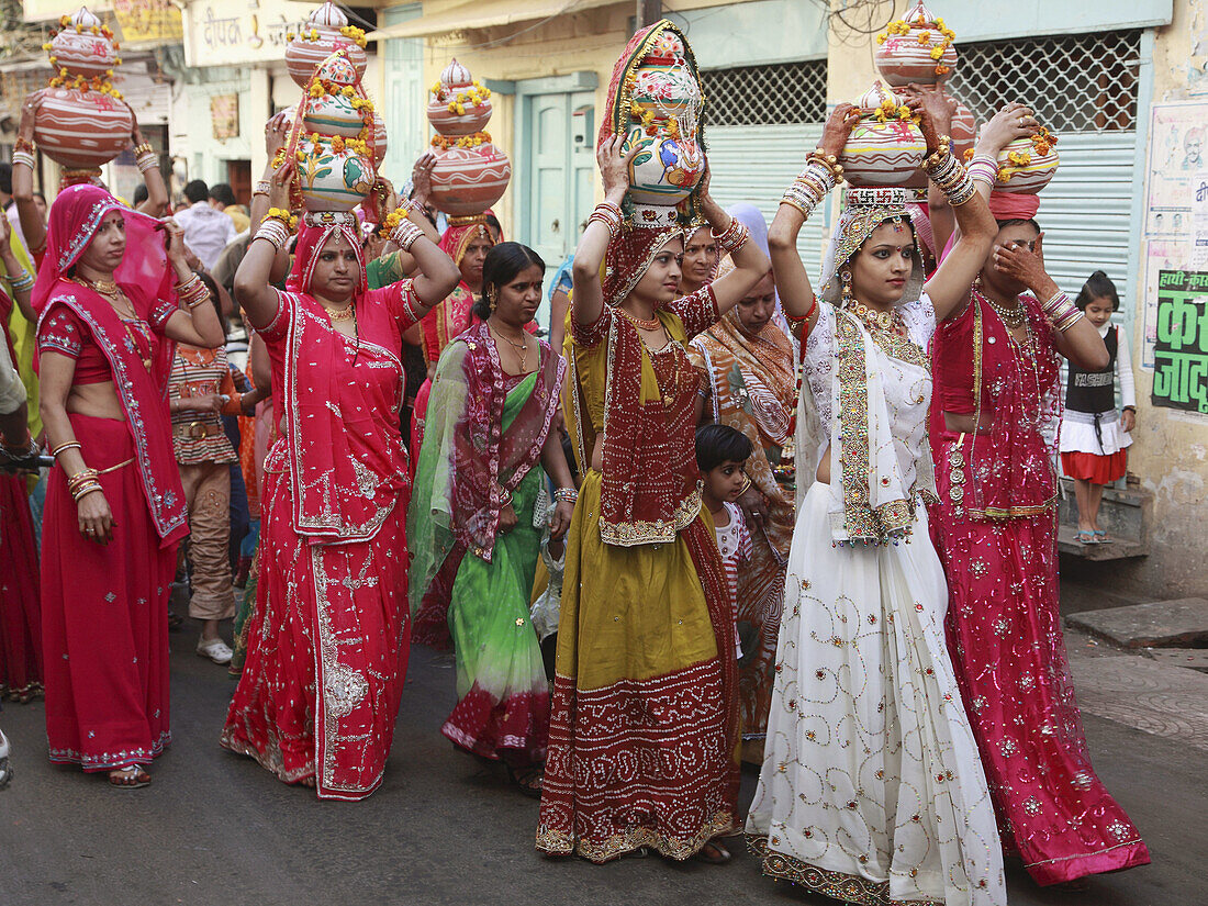 India,  Rajasthan,  Udaipur,  women carrying ceremonial offerings,  wedding party