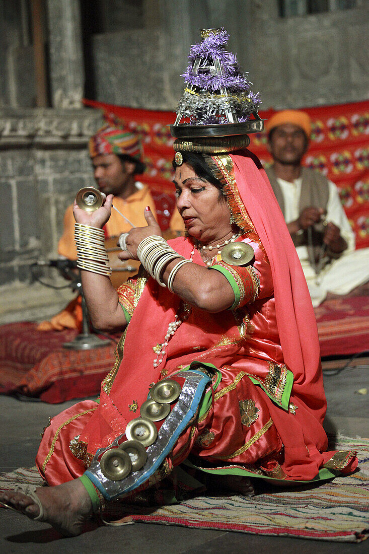 India,  Rajasthan,  Udaipur,  Bagore-ki-Haveli,  rajasthani dancer