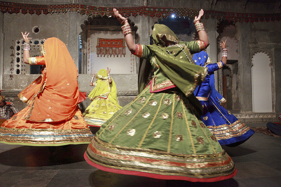 India,  Rajasthan,  Udaipur,  Bagore-ki-Haveli,  traditional rajasthani dancers
