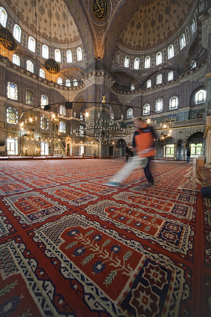 Kuppelraum Yeni Camii Moschee, Neue Moschee, gewaltige Kuppel, Kronleuchter im Kuppelraum, Reinigung des Teppichs mit Staubsauger, Istanbul