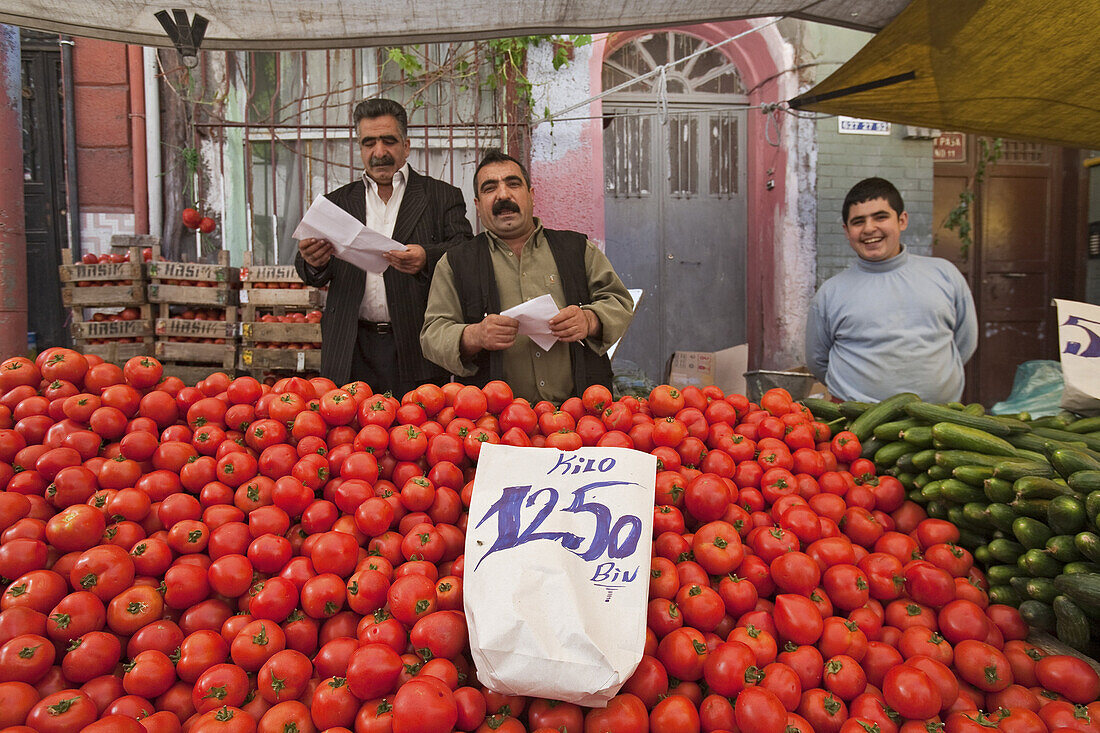 Gemüsehändler, Tomaten auf einem Wochenmarkt in den Gassen von Tarlabasi unterhalb Stadtviertel Beyoglu, Verkäufer, Istanbul