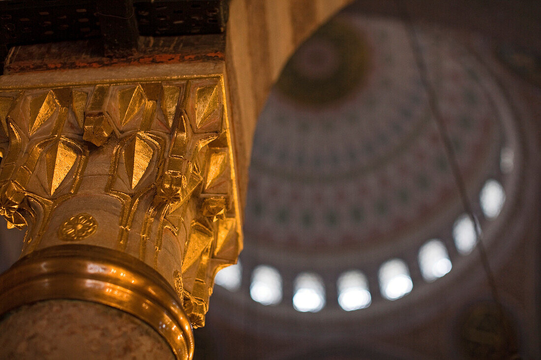 Kuppelraum Yeni Camii Moschee, Neue Moschee, vergoldete Kapitelle der Seitengänge, Fensterbänder, Kalligrafietafeln, Istanbul