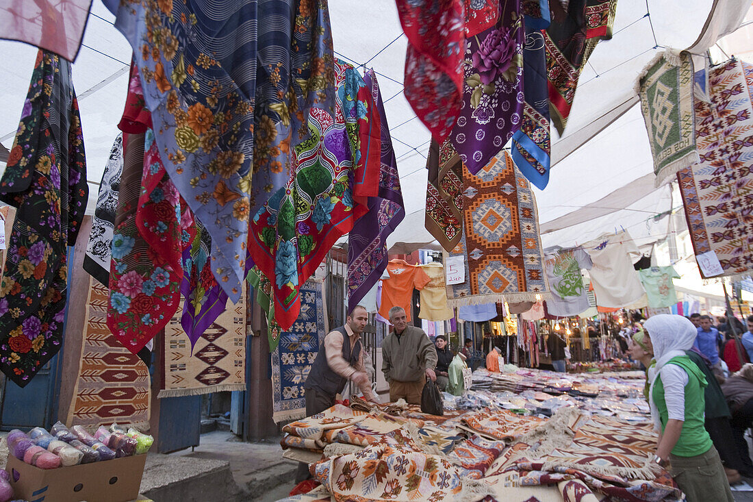 Verkaufsstand für Kopftücher, Kelims, Frauen, Kinder, Wochenmarkt in den Gassen von Tarlabasi unterhalb Stadtviertel Beyoglu, Istanbul
