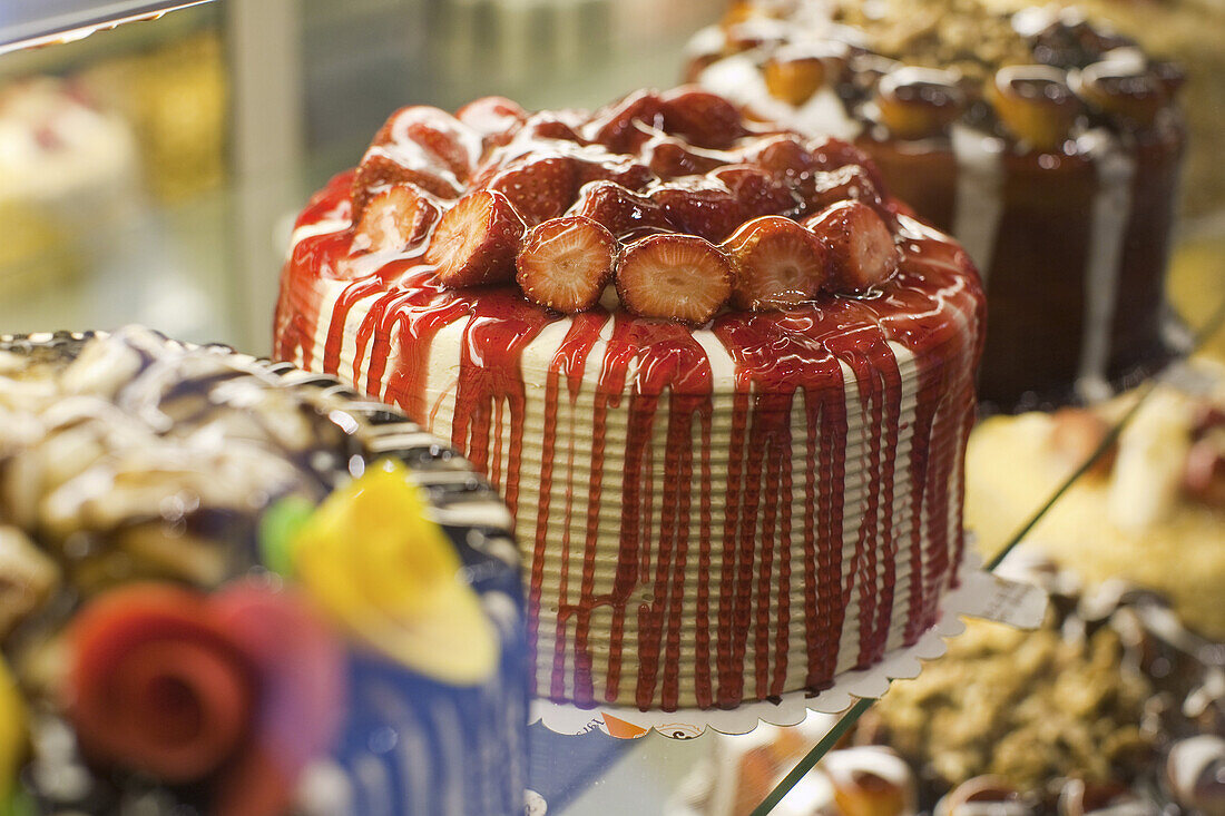 Süßigkeiten, Kuchengebäck im Schaufester einer Konditorei in Taksim, Istanbul