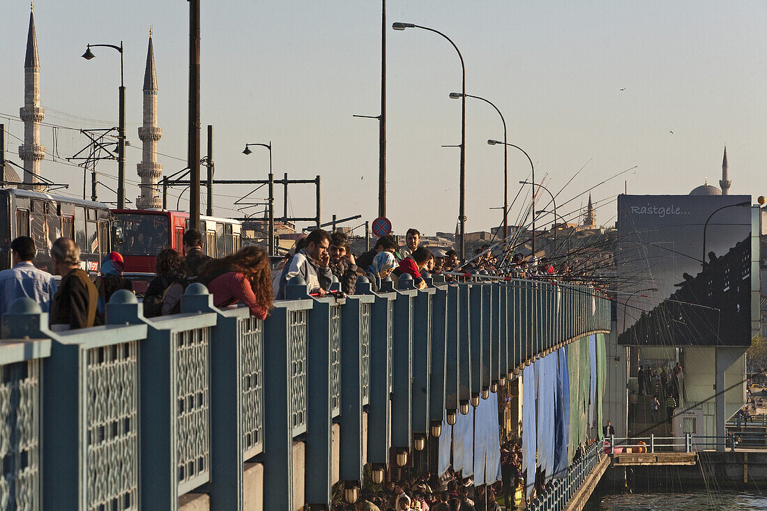 Goldenes Horn, Galata Brücke, Angler, im Hintergrund Karakoey, Karaköy, Istanbul