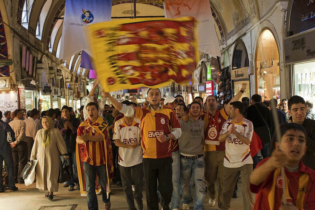 Fuüballfans mit Transparenten marschieren durch den Großen Basar, Gassengewirr, Shopping Mall für Leder, Teppiche, Textilien, Kapali Carsi, Altstadt, Istanbul