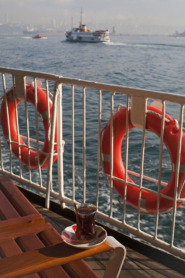 Fähren über das Goldene Horn, Hafenfähre, Stadtdampfer, Deck, Rettungsringe und Teeglas mit türkischem Tee, Istanbul