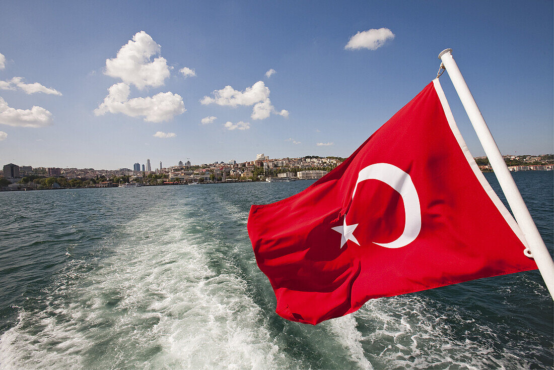 Fähren über das Goldene Horn, Hafenfähre, Stadtdampfer am Anleger Eminönü, türkische Nationalflagge, Goldenes Horn, Istanbul