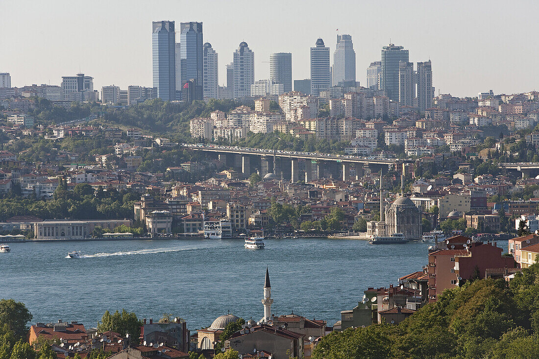 Blick von den Hängen des Wohnviertels Kusguncuk zur Bosoporus-Brücke und Kulisse des modernen Hochhäuser, Istanbul