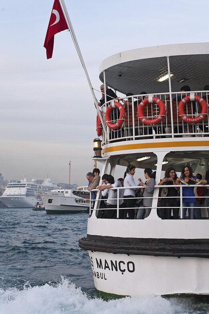 Fähren über das Goldene Horn, Hafenfähre, Stadtdampfer am Anleger Eminönü, Blick auf Karakoey, Fahrgäste, Rettungsringe, Nationalflagge, Istanbul