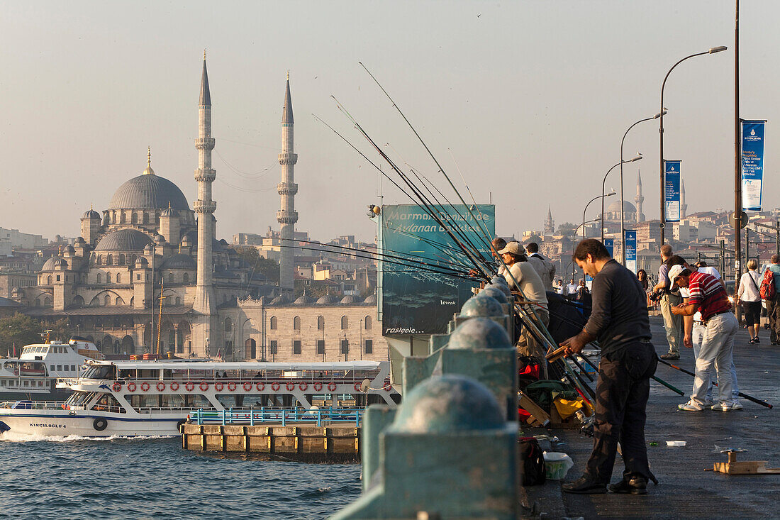 mobiler Kiosk, Goldenes Horn, Galata Brücke, Angler, im Hintergrund die Neue Moschee, Istanbul
