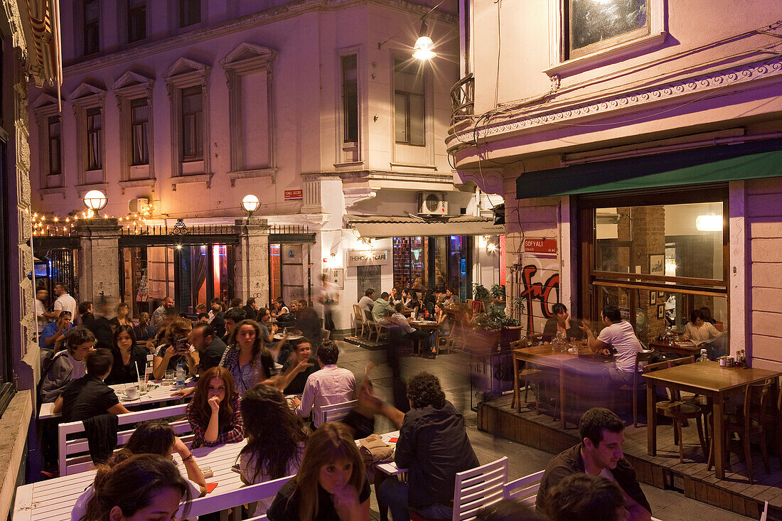 street cafes, restaurants, nightlife Beyoglu, Istanbul, Turkey