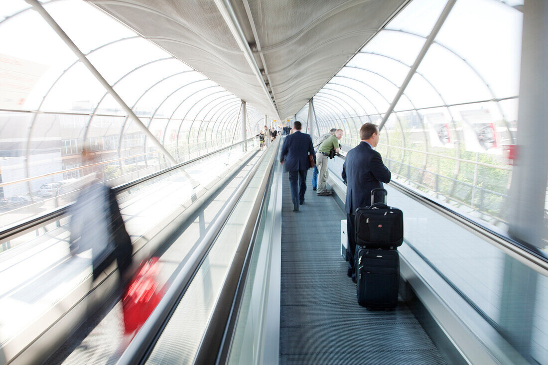 Messebesucher auf dem Skywalk, Messegelände Hannover, Niedersachsen, Deutschland