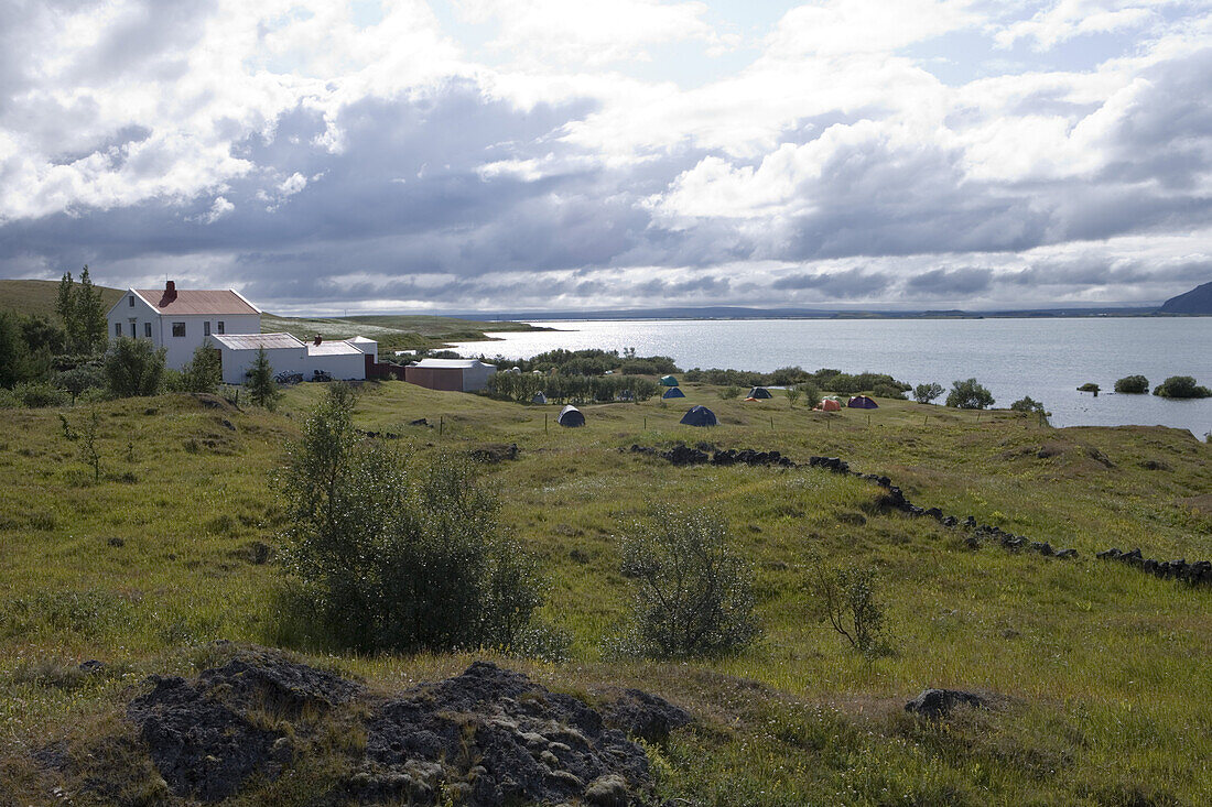 Zeltplatz am Myvatn See unter Wolkenhimmel, Nordurland Eystra, Island, Europa