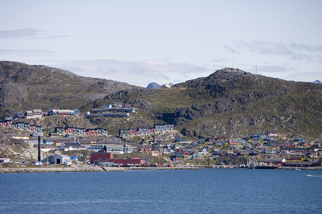 Blick auf Küstenstadt Qaqortoq, Kitaa, Grönland