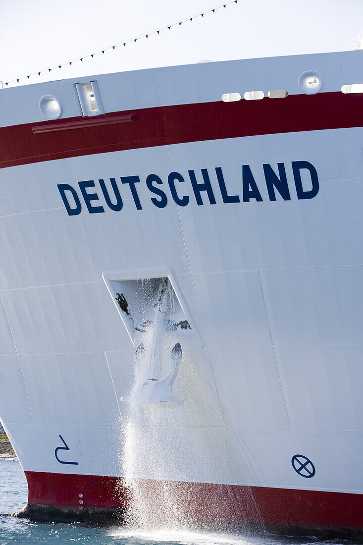 Kreuzfahrtschiff MS Deutschland lichtet den Anker, Qaqortoq, Kitaa, Grönland