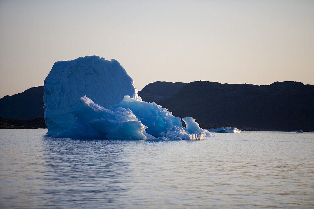 Eisberg und Küste in der Abenddämmerung, Narssaq, Kitaa, Grönland