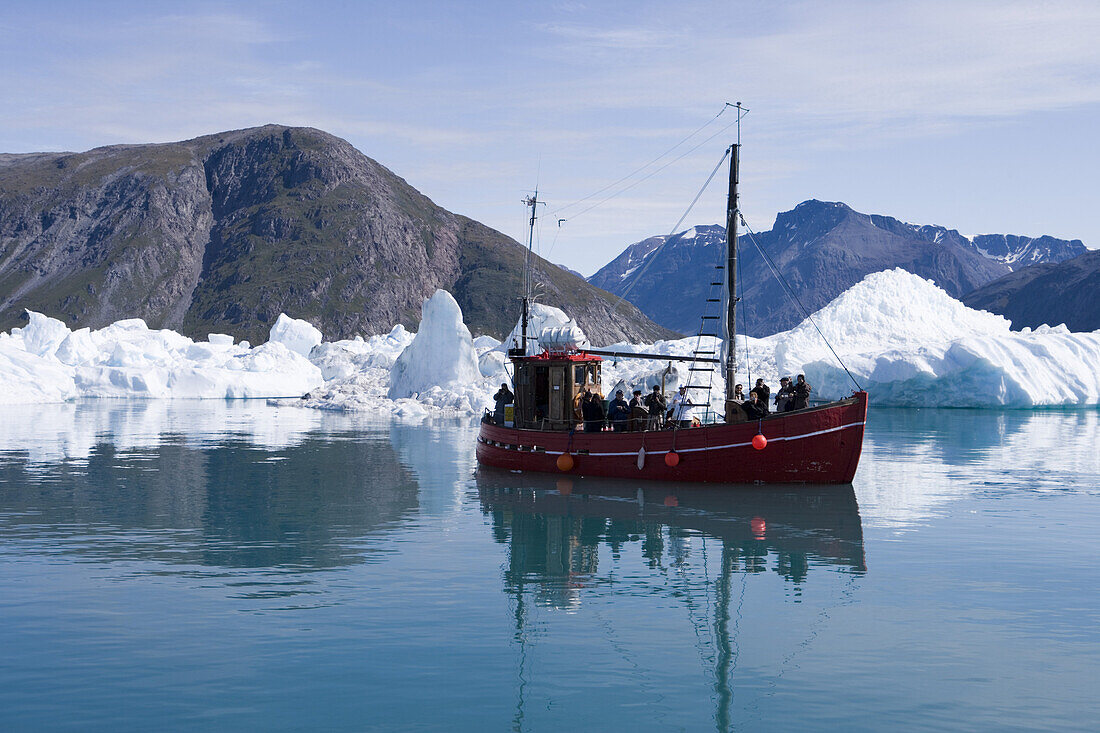 Fischerboot auf Ausflugsfahrt vor Eisbergen im Qooroq Fjord, Narsarsuaq, Kitaa, Grönland