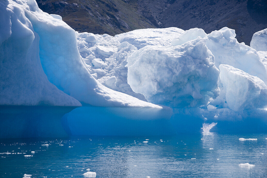 Blaues Eis vom Eisberg im Qooroq Fjord, Narsarsuaq, Kitaa, Grönland