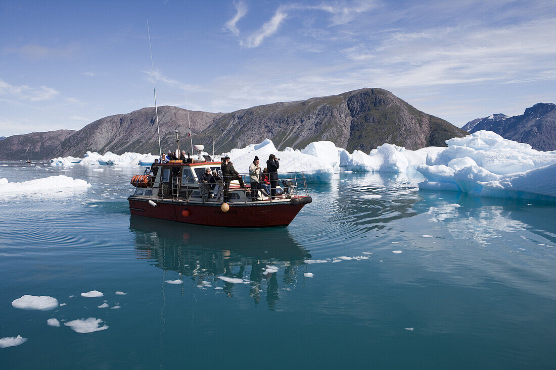Ausflugsboot vor Eisbergen im Qooroq Fjord, Narsarsuaq, Kitaa, Grönland