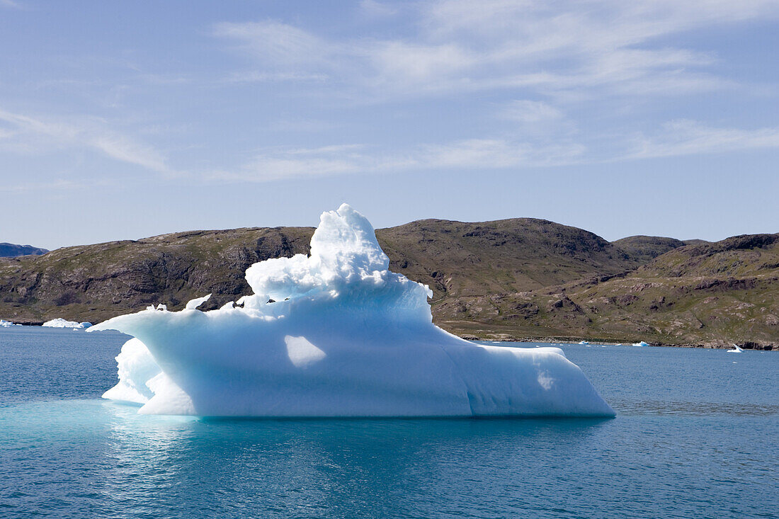 Jachtförmiger Eisberg im Qooroq Fjord, Narsarsuaq, Kitaa, Grönland