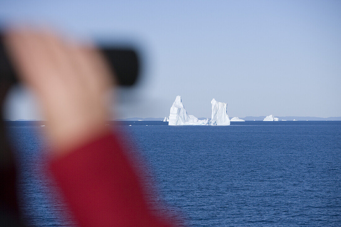 Blick mit Fernglas auf Eisberge vom Ilulissat Kangerlua Isfjord, Ilulissat (Jakobshavn), Diskobucht, Kitaa, Grönland