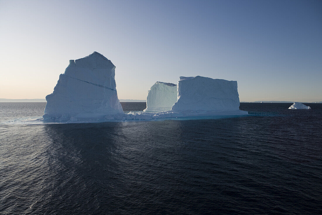 Blick auf Eisberge vom Ilulissat Kangerlua Isfjord im Sonnenlicht, Diskobucht, Kitaa, Grönland