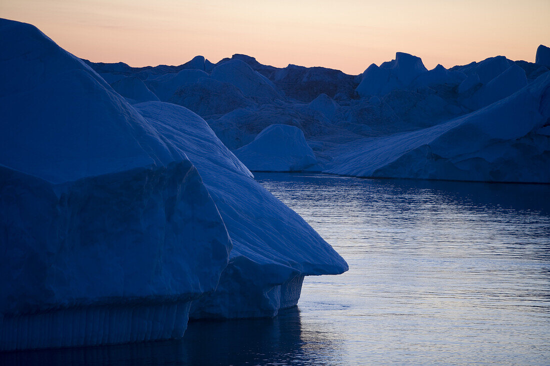 Blick auf blaue Eisberge vom Ilulissat Kangerlua Isfjord in der Abenddämmerung, Ilulissat (Jakobshavn), Diskobucht, Kitaa, Grönland