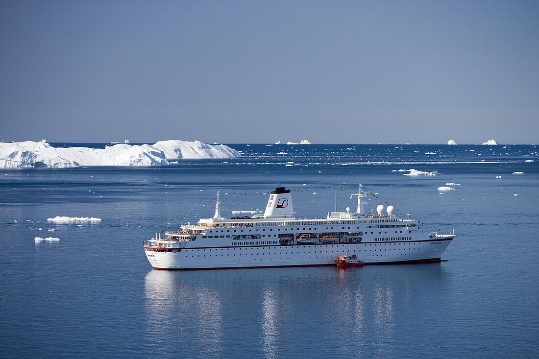 Cruise ship MS Deutschland and icebergs, Ilulissat (Jakobshavn), Disko Bay, Kitaa, Greenland