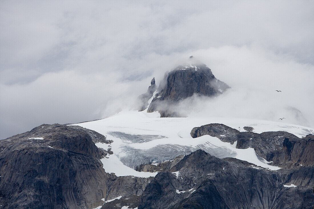 Wolken und schneebedeckter Berg, Augpilagtoq, Prins Christian Sund, Kitaa, Grönland